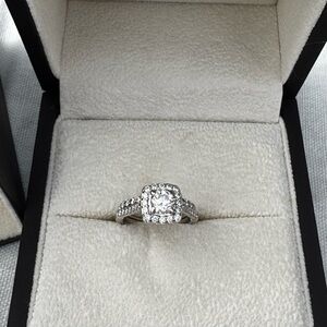 Elegant Women's Engagement Ring